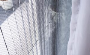 Le zanzariere plissè: la soluzione elegante e funzionale per proteggere la tua casa dalle zanzare